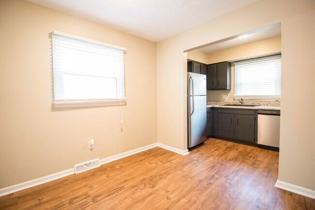 Foto del edificio - 3423 Sutherland Dr