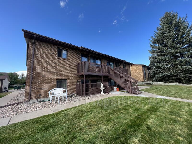 Foto principal - 3305 Frontier St