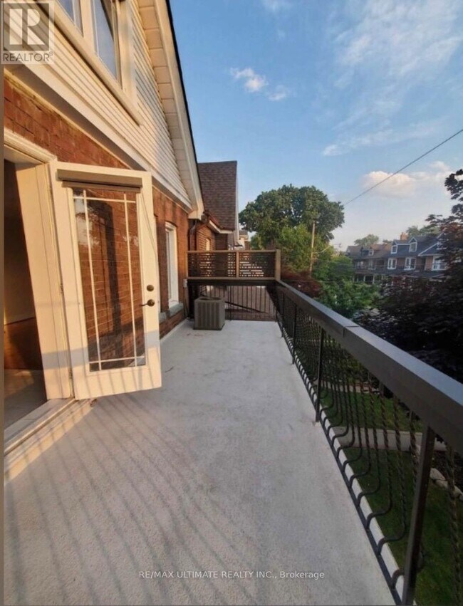 Photo du bâtiment - 331 St Clarens Ave