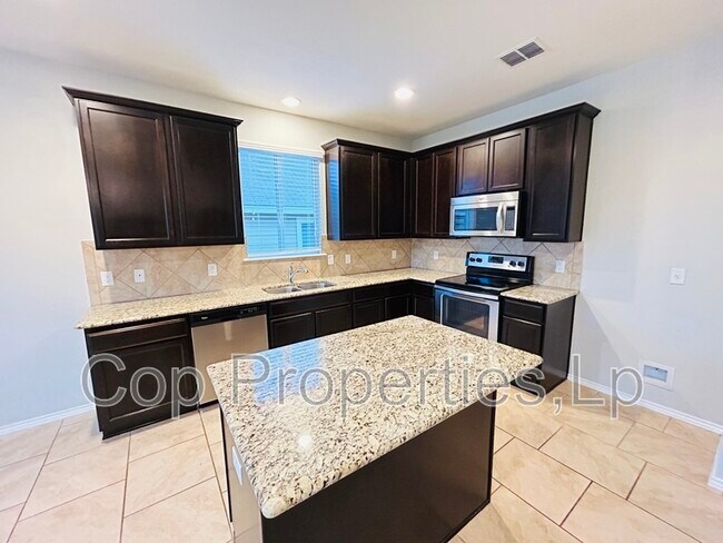 Building Photo - 884 Highland Vista