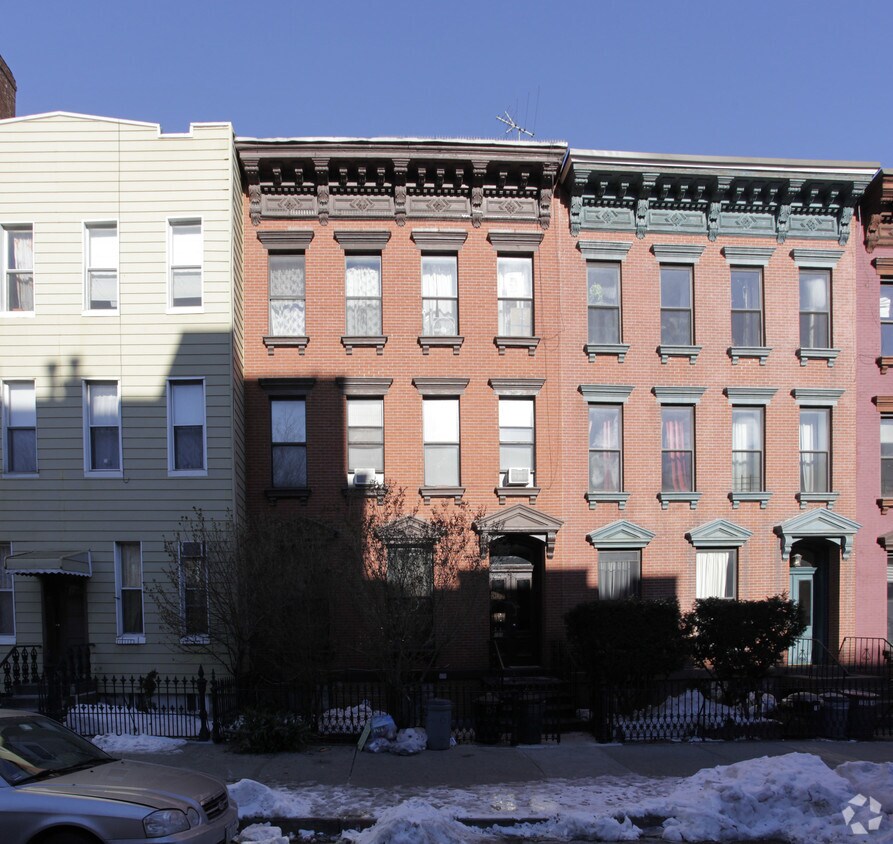 Building Photo - 157 India St