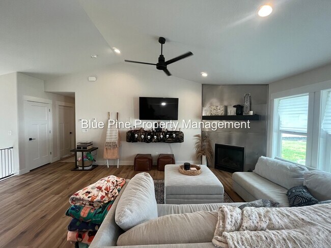 Building Photo - 3185 Greenwillow Ln