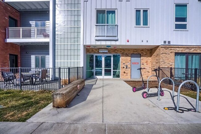 Building Photo - 2525 Arapahoe St
