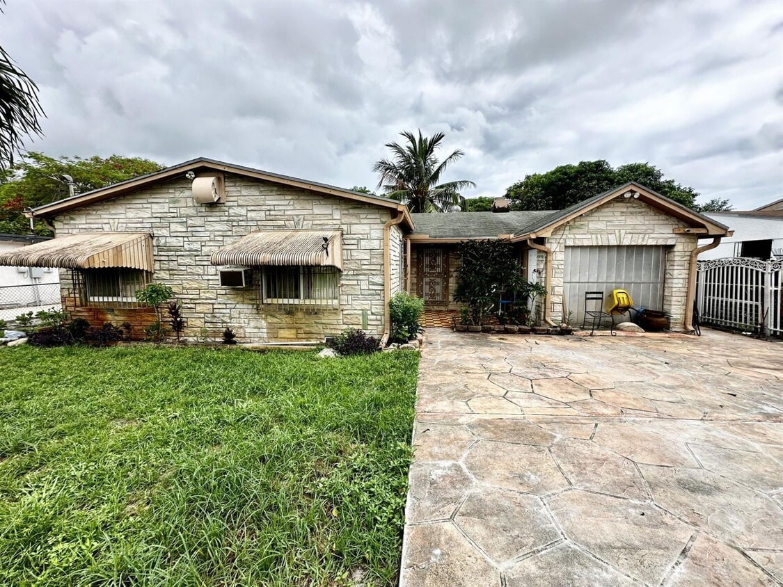 Foto principal - 10335 NW 26th Ave