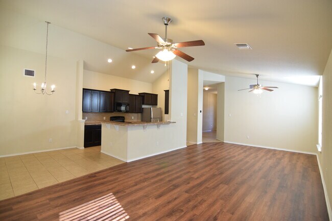 Foto del edificio - 1230 Fawn Lily Dr