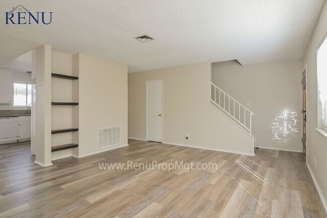 Foto del edificio - Fall into savings with 1/2 off your first ...