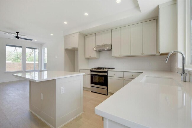 Building Photo - 1127 Walton Ln