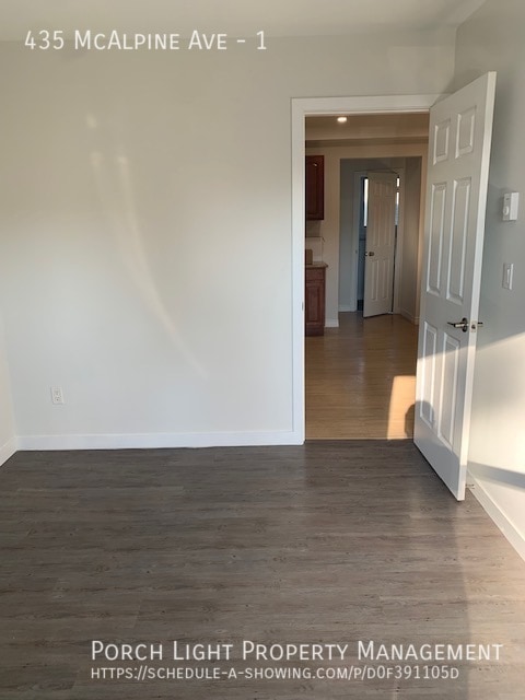 Photo du bâtiment - Main Floor With Parking, Laundry, Yard and...