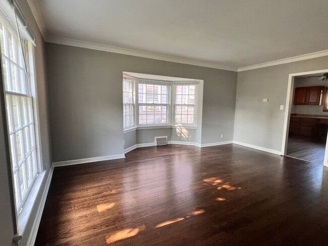 Building Photo - 3 Bedroom 1 Bathroom Single Family Available