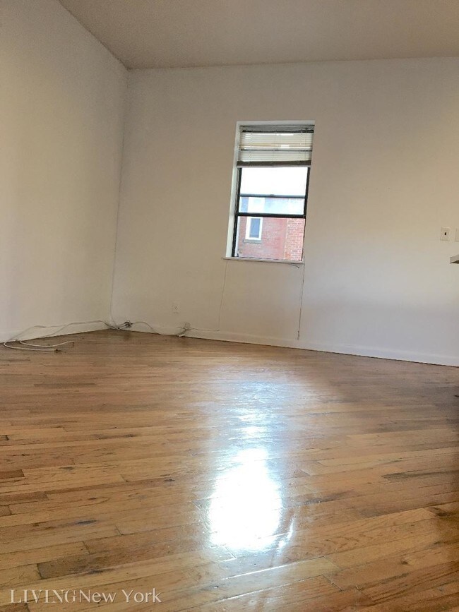 Building Photo - 306 E 86th St