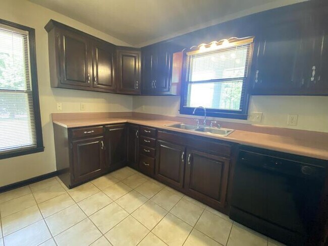 Building Photo - 100 Woodfield Dr