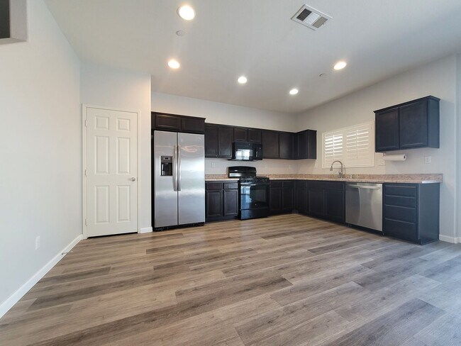 Foto del edificio - Modern 2-Story 4-Bedroom Home in Jurupa Va...