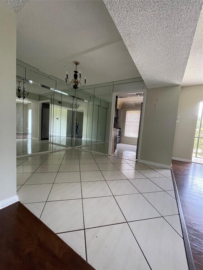 Building Photo - 4158 Inverrary Dr