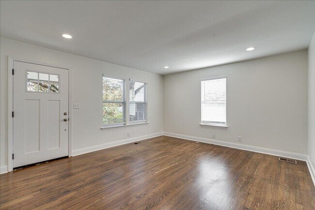 Building Photo - North Chattanooga home!