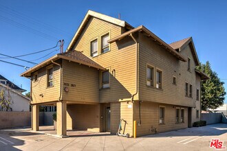 Building Photo - 2667 Menlo Ave