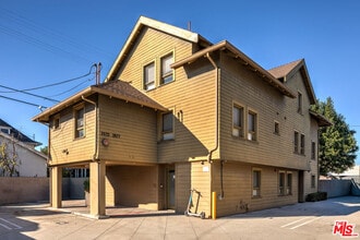 Building Photo - 2667 Menlo Ave