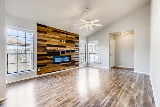 Building Photo - 505 Live Oak Dr