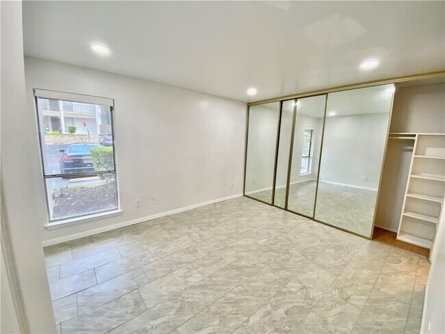 Building Photo - 6910 Hart Ln