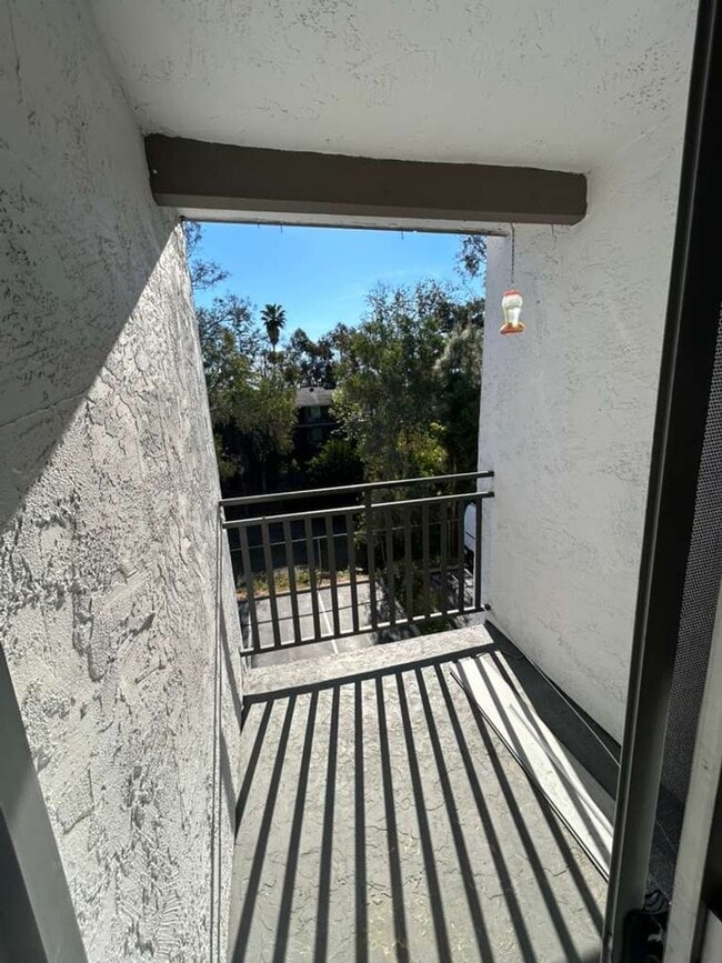 Building Photo - Renovated and Spacious, 1 bed 1 bath condo on 2nd floor! Move In Ready!