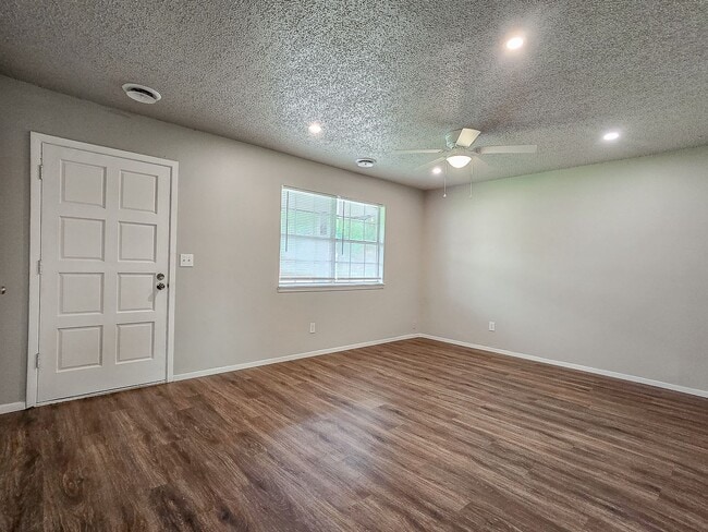 Building Photo - Newly Remodeled 4 bedroom 2 bath home in S...