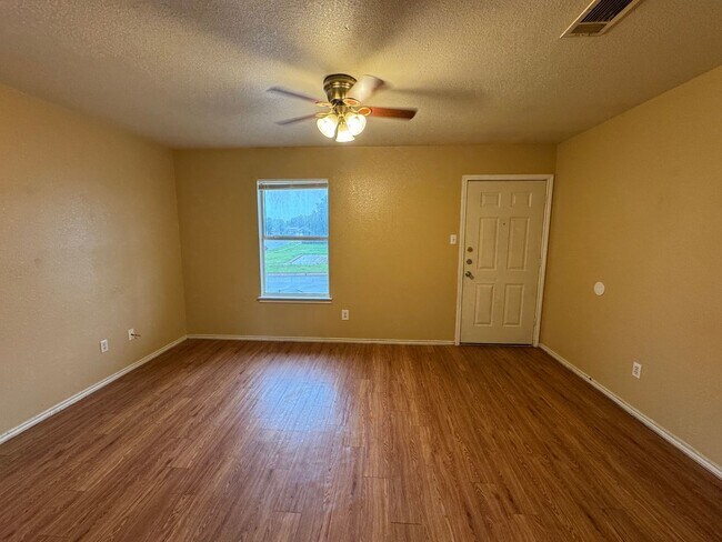 Foto del edificio - 1603 Cedarhill Dr