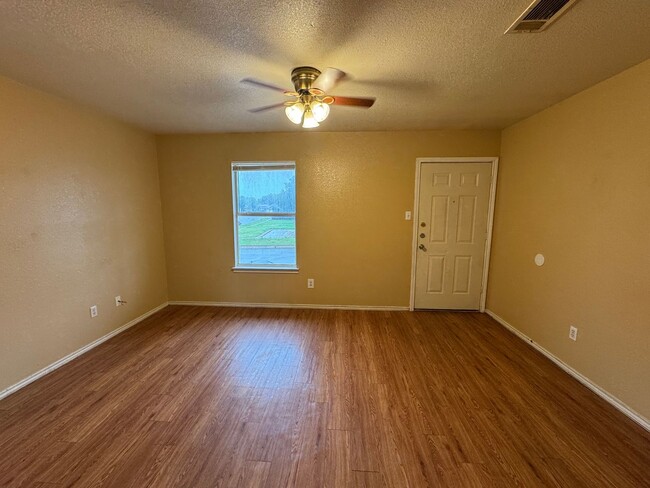 Building Photo - 1603 Cedarhill Dr