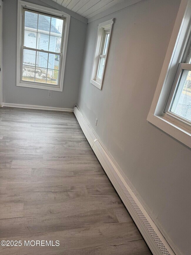 Building Photo - 79 Pine View Ave