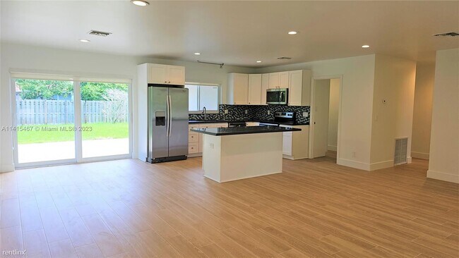 Foto del edificio - 3 br, 2 bath House - 1031 N Northlake Dr