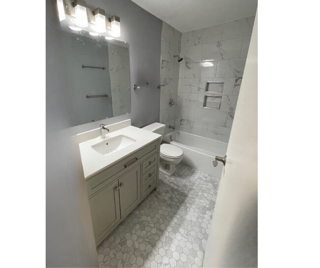 Bathroom - 3930 N Pine Grove Ave