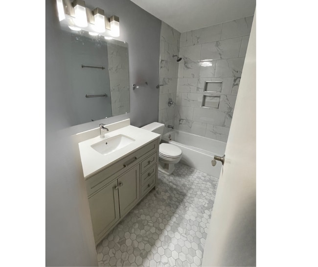 Bathroom - 3930 N Pine Grove Ave