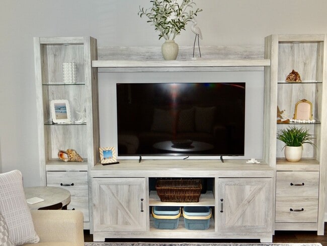 Building Photo - All Inclusive Seasonal Rental Available January 5-March 31st.