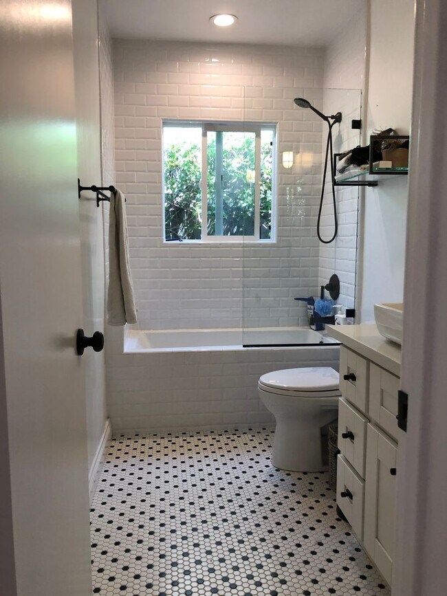 Foto del edificio - Updated 4BR Mar Vista Home with Huge Private Backyard
