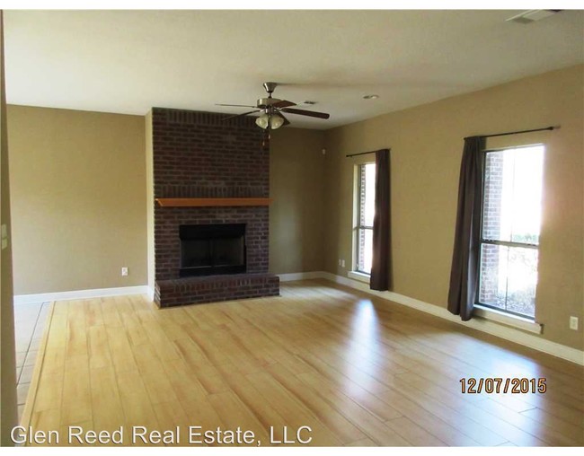 Building Photo - 10 Loren Ln
