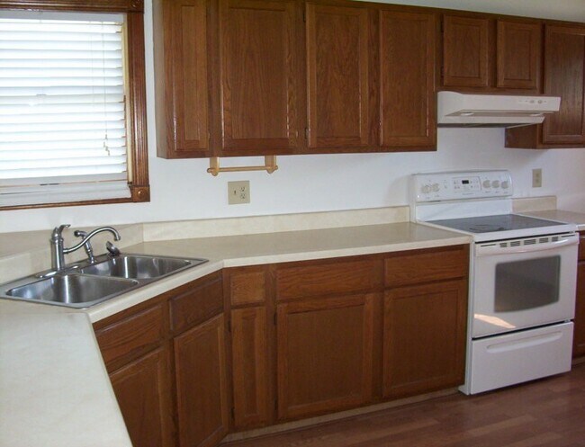 Foto del edificio - 4 bedroom house in northeast Springfield w...