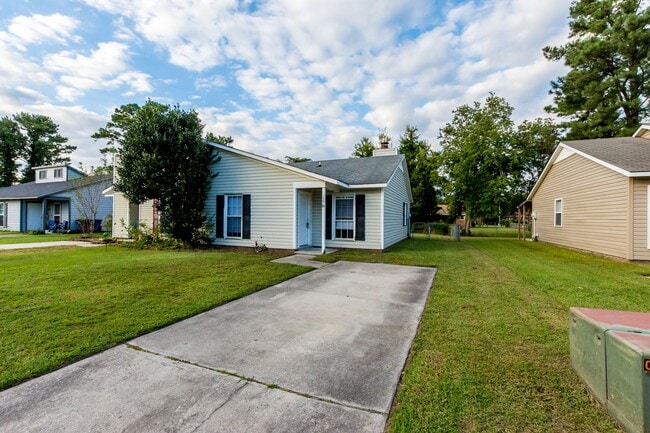 Building Photo - 139 Village Cir