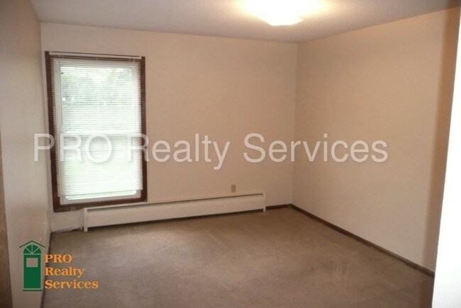 Building Photo - 910 6th St S