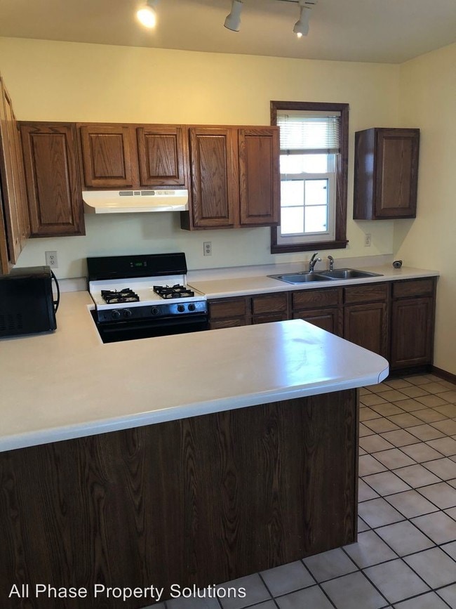 Building Photo - 2 br, 1 bath Apartment - 2067 Oak St.