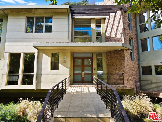 Foto del edificio - 3685 Mandeville Canyon Rd