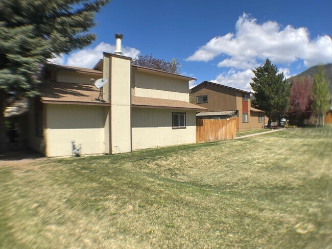 Building Photo - Super End unit Townhouse!!