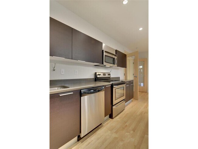 Foto del edificio - 3104 W Lake St