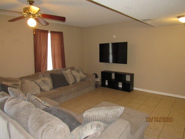 Foto del edificio - 1853 Whispering Oaks Ln