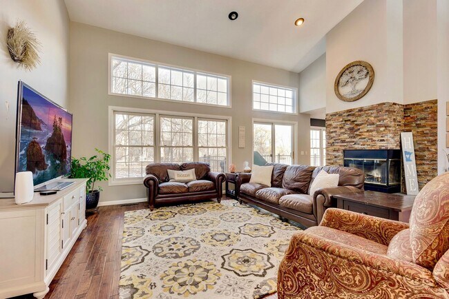 Building Photo - Lovely 5BR, 4BA Home on a Quiet, Tree-Line...