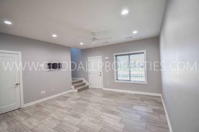 Building Photo - 3 Bedroom 2.5 Bath Town Home in Waukee
