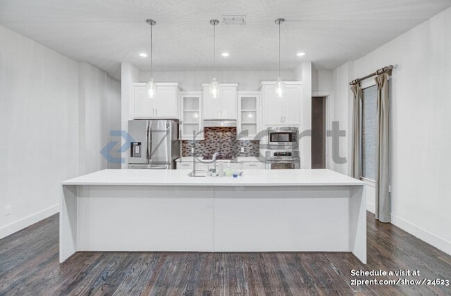 Building Photo - 3010 Zenia Dr