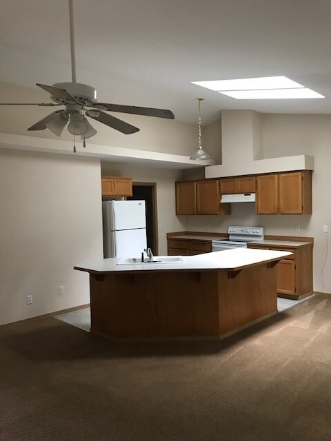 Building Photo - B132-20
