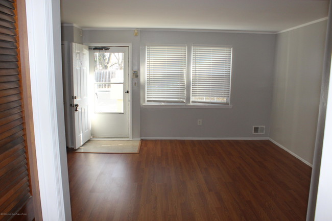 Foto del edificio - 82 Cliffwood Ave W