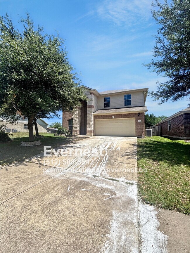Building Photo - 4-Bedroom, 2.5-Bath Home with Easy Access ...