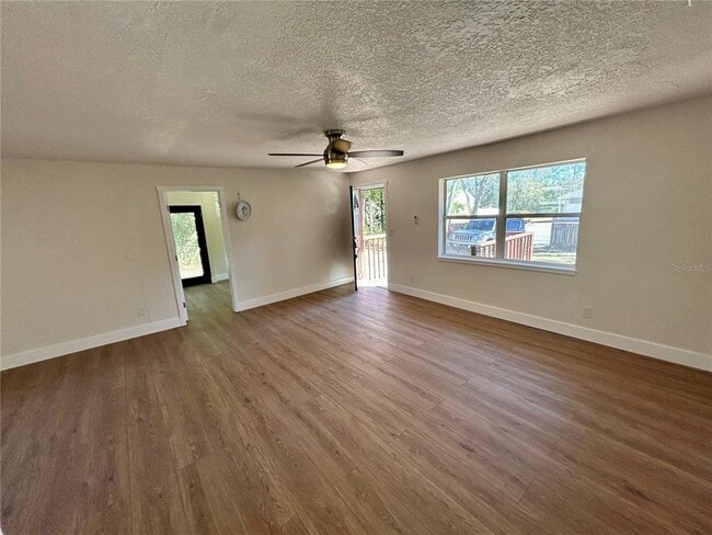 Foto del edificio - 18812 Carr Dr