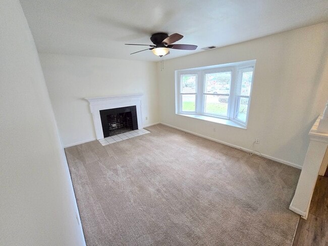 Building Photo - SPACIOUS 4 BED/2.5 TOWNHOME IN GREAT NECK!...