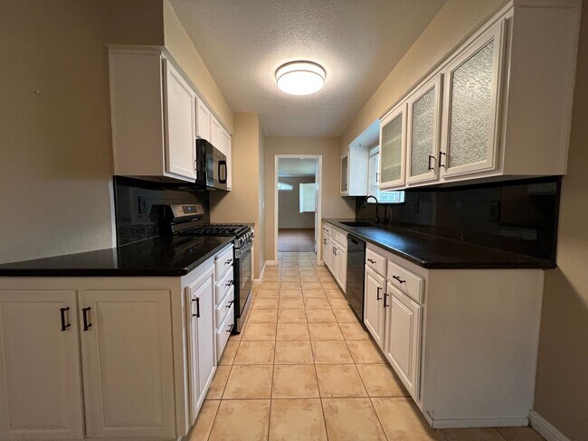 Foto del edificio - Charming Home With Detached Workshop And Studio!